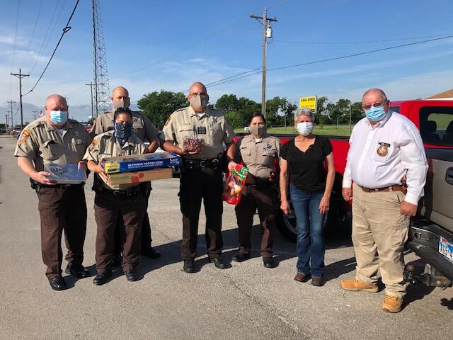 photo of deputies, Ms. Lee and Sheriff Zwicke